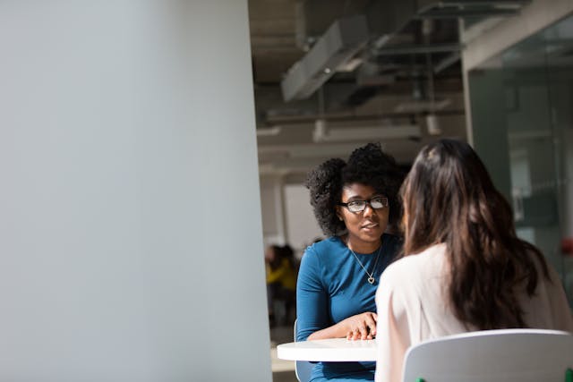 Une cadre et un collaborateur durant un entretien annuel.