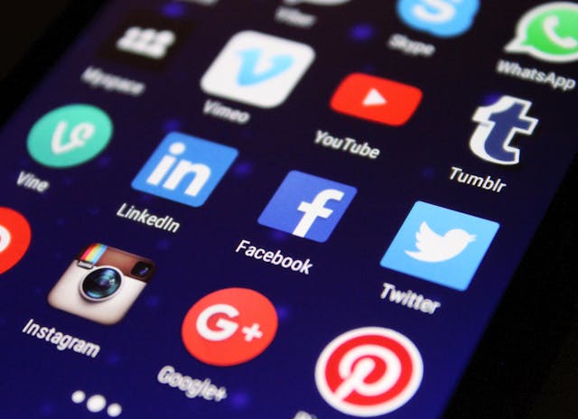 Image illustrant les différents réseaux sociaux : Facebook, LinkedIn, X, etc.