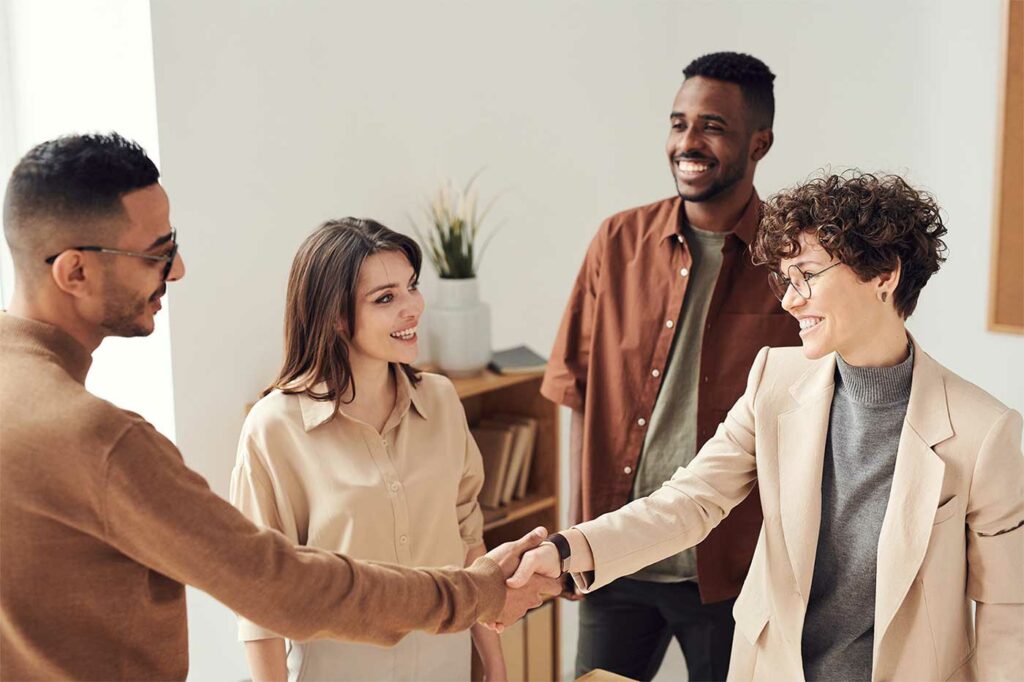 Employés se serrant la main lors d'une rencontre