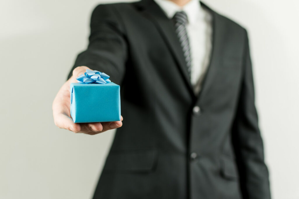 Un salarié offre un cadeau à un autre salarié de l'entreprise.