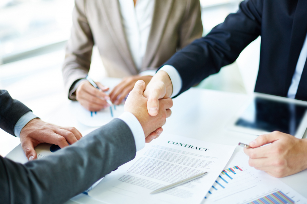 Des recruteurs saluent un candidat.