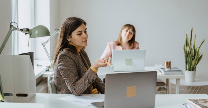 2 femmes travaillant derrière leur bureau sur leur ordinateur