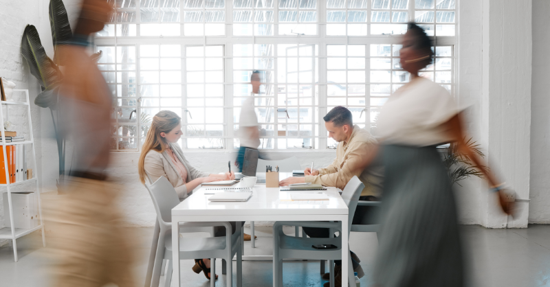 Salariés travaillant dans un bureau moderne