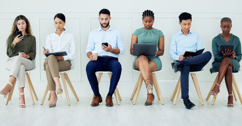 rh assis sur téléphone et ordinateur - digitalisation
