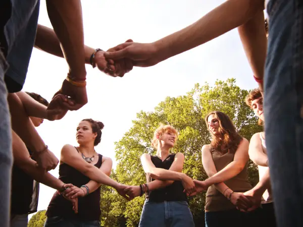 Groupe de personnes se tenant les mains