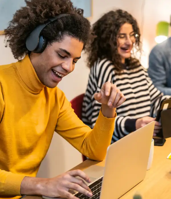 Homme en pleine formation e-learning