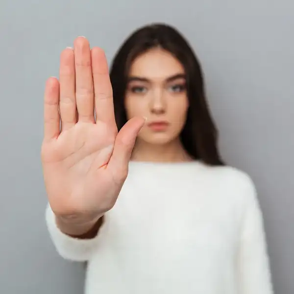 Femme qui fait un geste halte