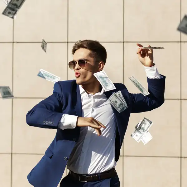 Un homme qui joue avec des billets