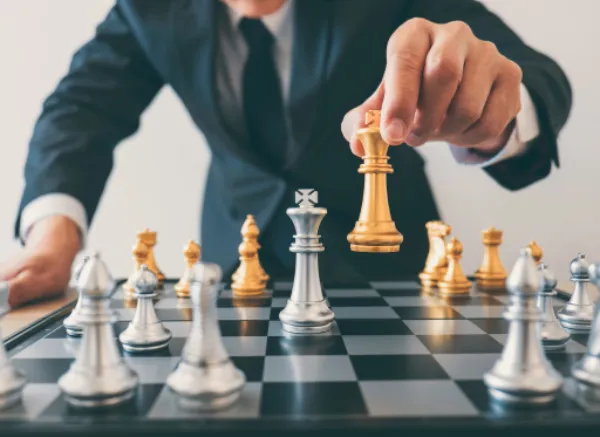 Un home qui joue aux échecs