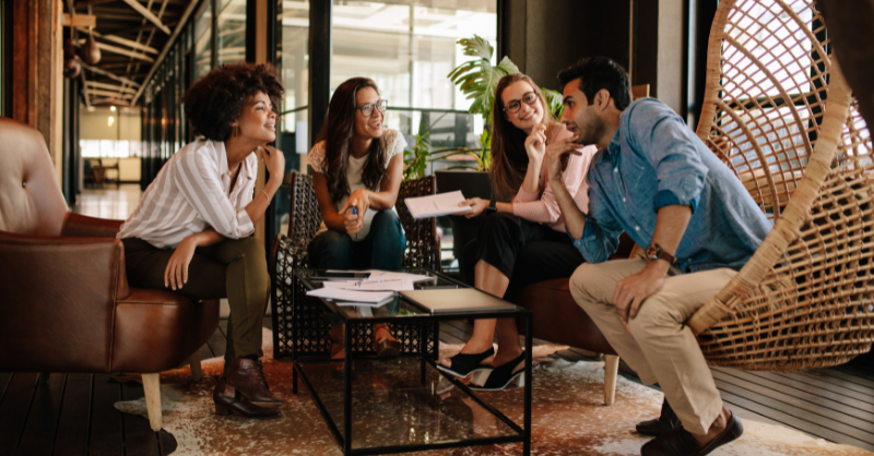 Discussion professionnelle entre quatre collaborateurs