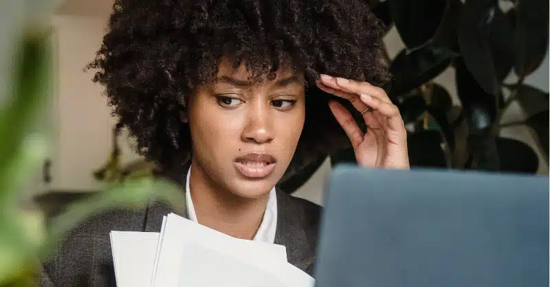 Femme dépassée par son travail