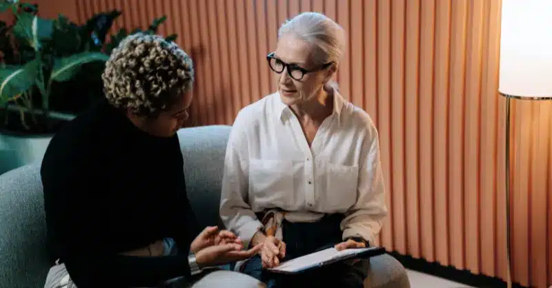 Discussion entre deux femmes