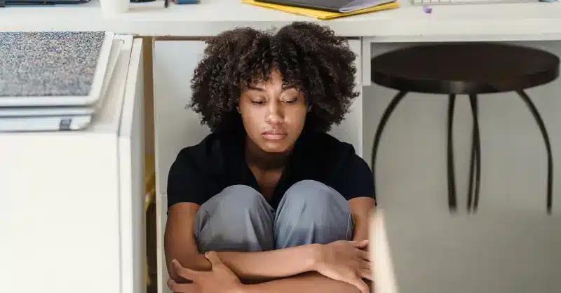 Femme déprimée au travail