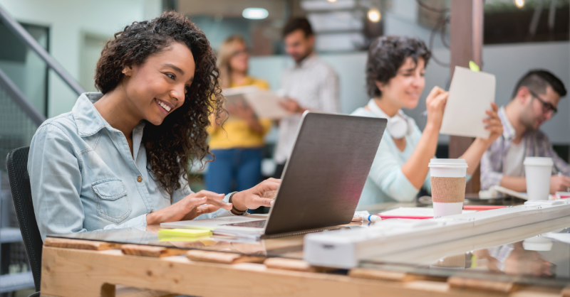 Photographie de personnes heureuses de travailler