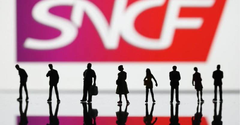 Logo SNCF avec devant les ombres de plusieurs individus