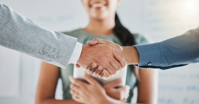 Photographie représentant un recrutement réussi grâce à une collaboratrice