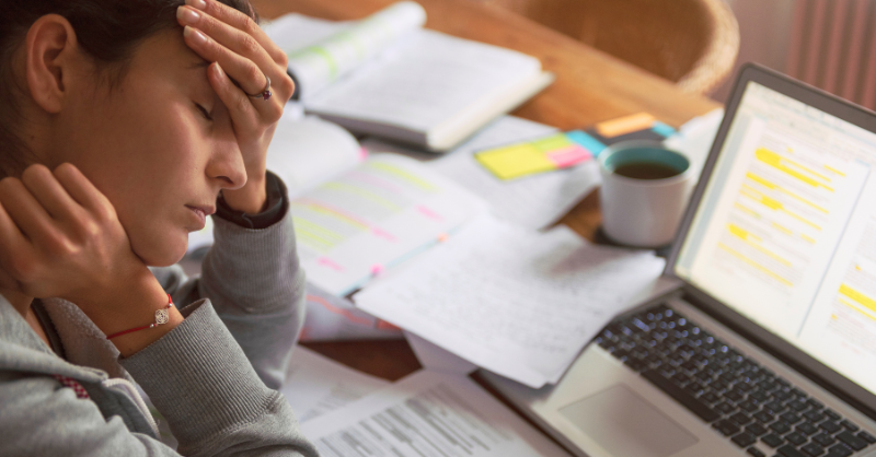 Femme débordée face à une surcharge de travail