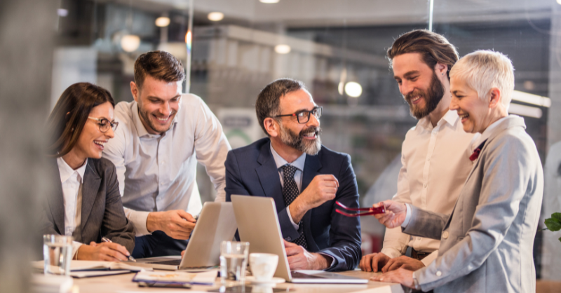 Ensemble de collaborateurs qui semble heureux de travailler