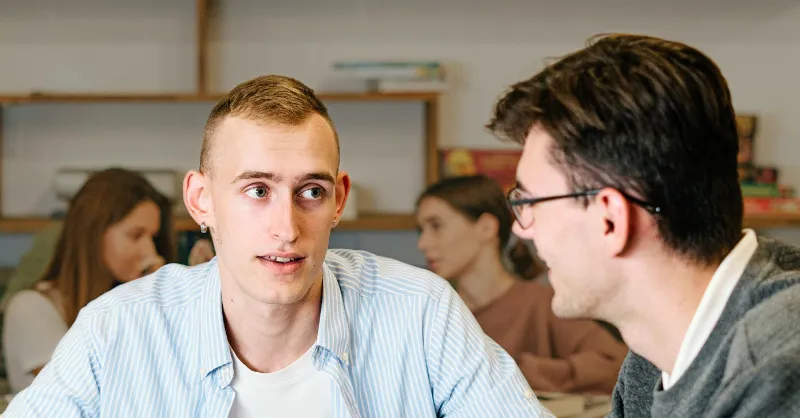Deux collègues discutent