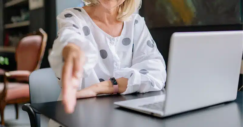 Femme qui tend sa main pour saluer la personne en face