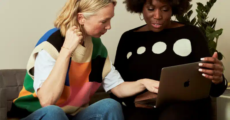 Deux femmes qui discutent