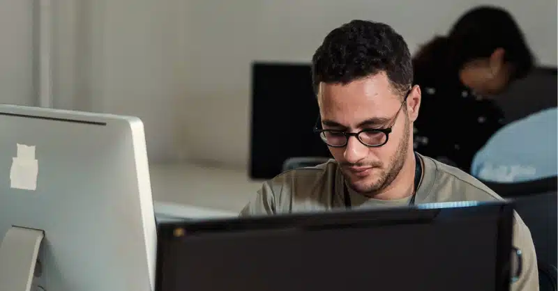 Homme concentré sur ordinateur