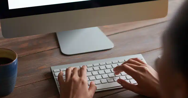 Mains sur clavier d'ordinateur