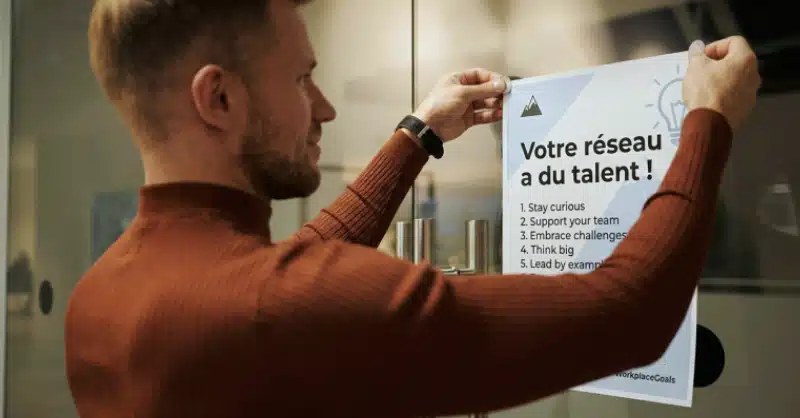 Homme qui accroche une affiche