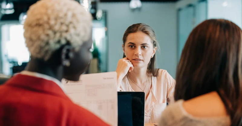 Discussion de trois femmes
