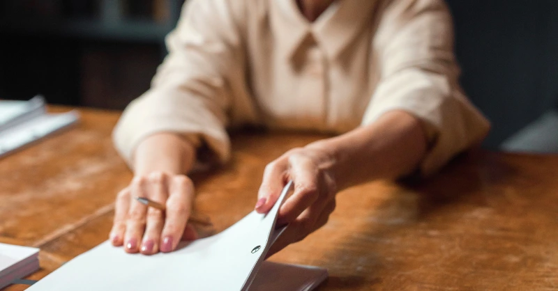 Mains de femme qui attrapent un document