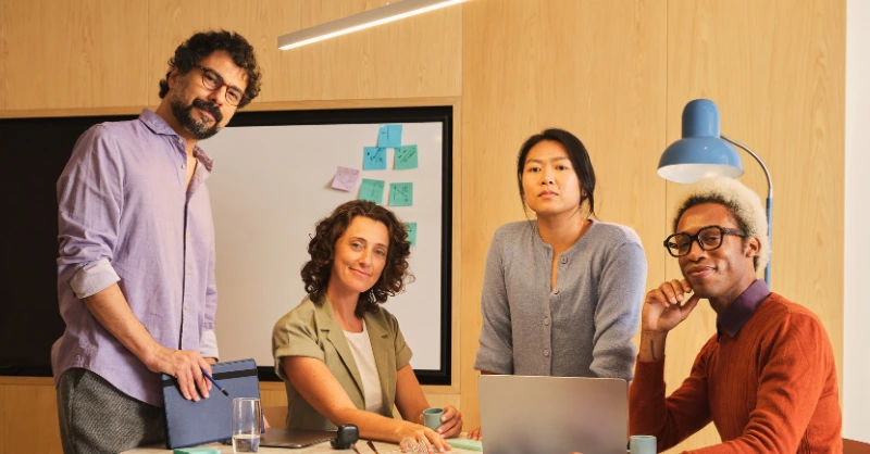 Équipe dans leur bureau