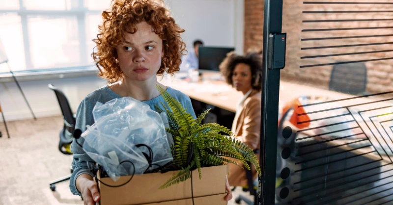 Femme qui quitte son entreprise