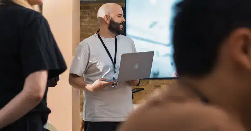 Homme qui présente un projet