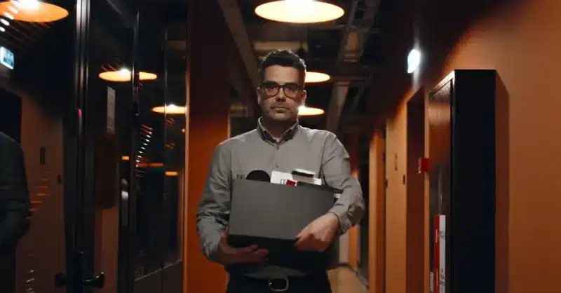 Homme avec un carton d'affaires dans les mains