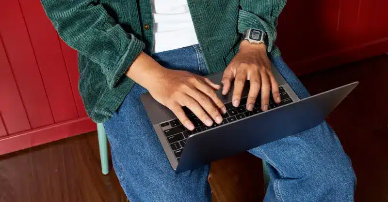 Mains d'homme sur clavier d'ordinateur