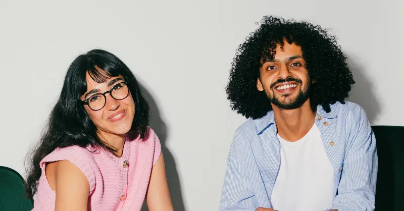 Un homme et une femme qui sourient
