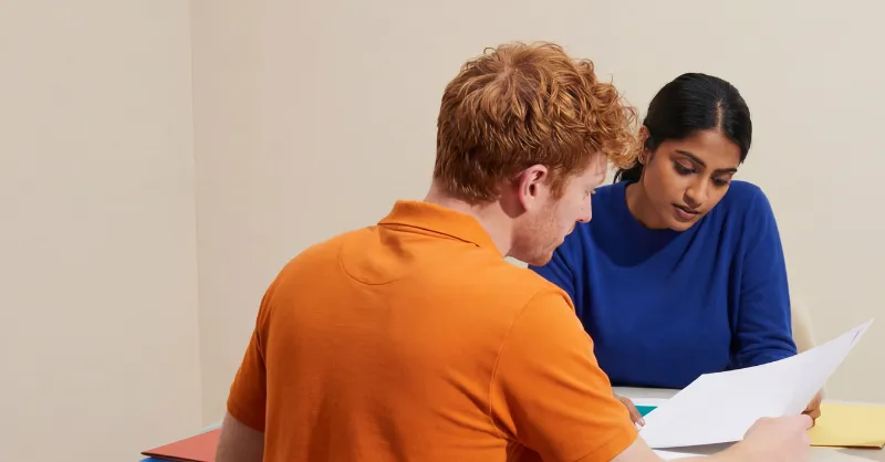Deux personnes regardent un document