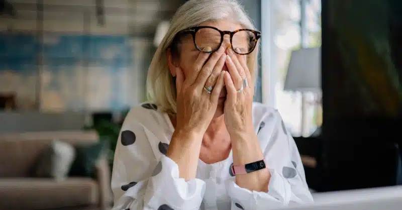 Femme démotivée avec les mains sur les yeux