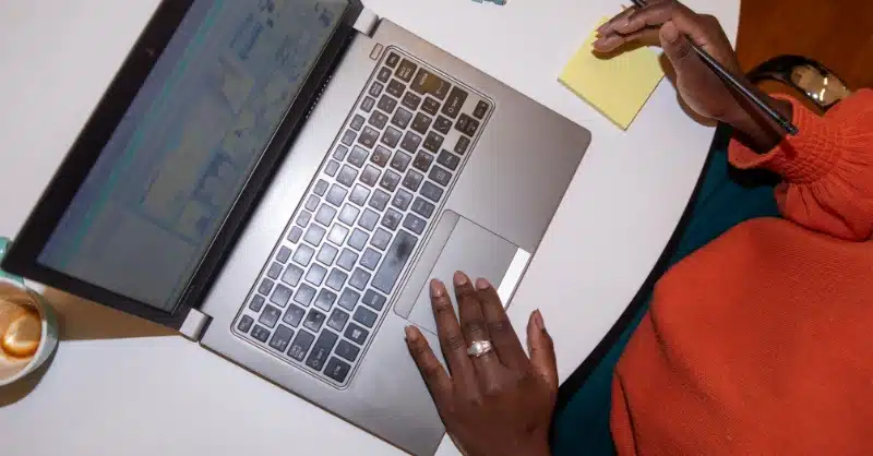 Mains sur clavier d'ordinateur
