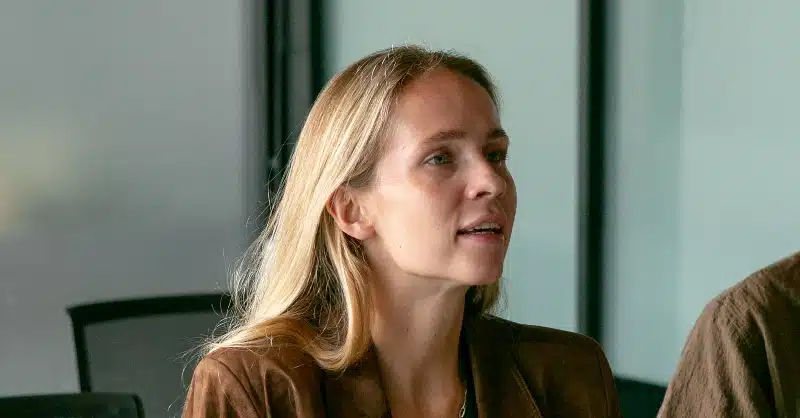 Portrait de femme qui parle