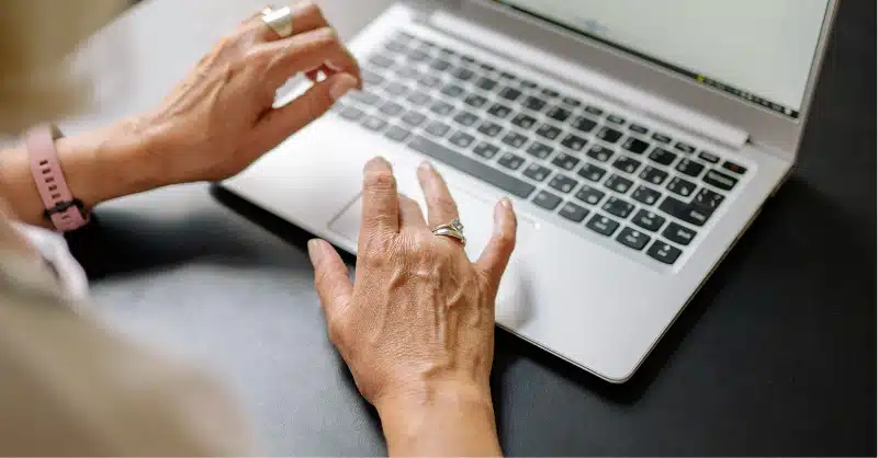 Mains de femme sur clavier d'ordinateur