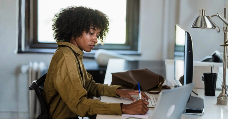 Femme à son bureau