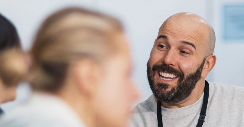 Portrait homme en pleine discussion