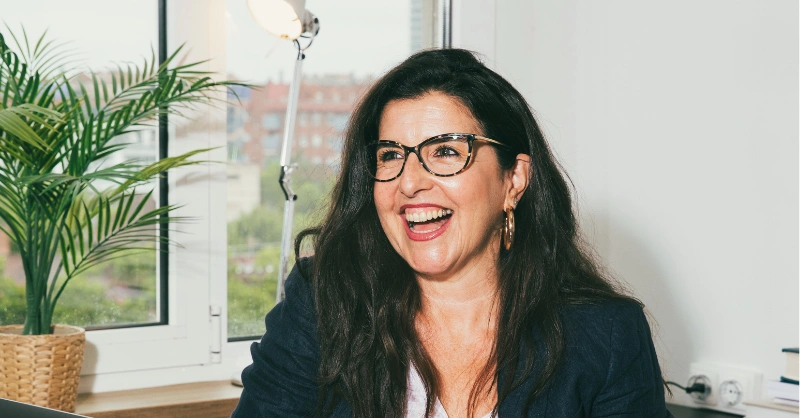 Femme qui sourit à son bureau