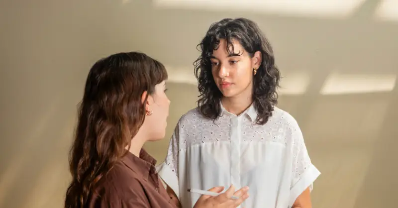 Discussion entre deux femmes