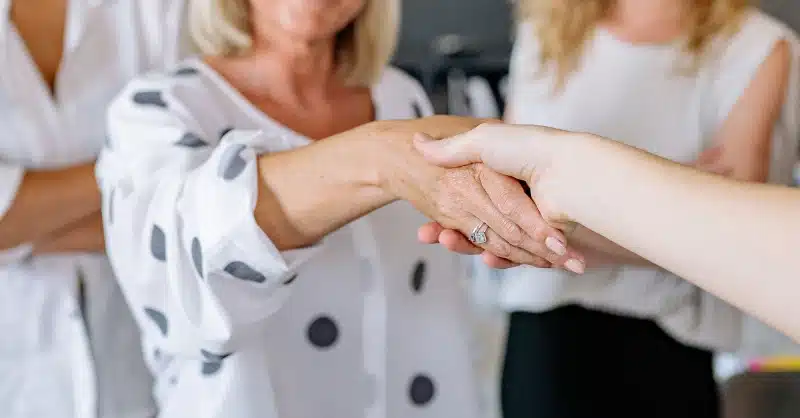 Deux femmes qui se serrent la main