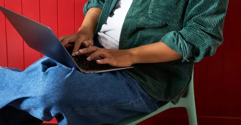 Mains sur clavier d'ordinateur