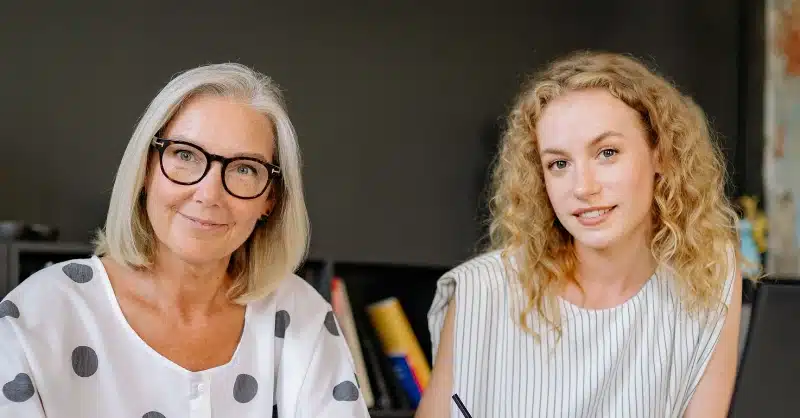 Deux femmes souriantes