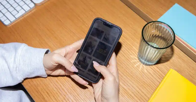 Personne sur son téléphone