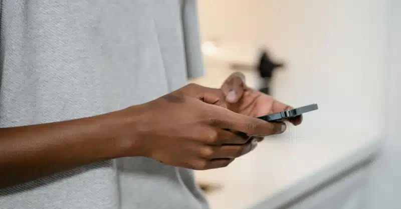 Mains d'homme sur téléphone